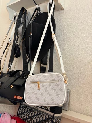 Bolso Guess Gris y Blanco