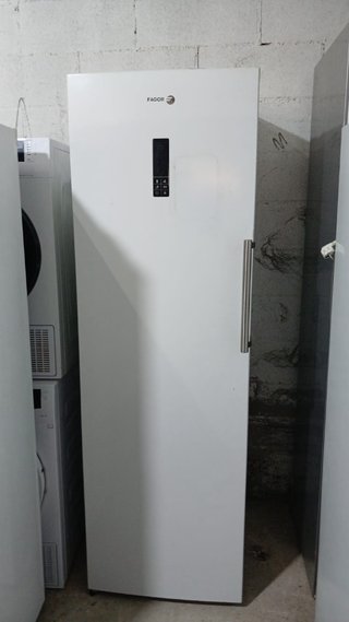 Congelador vertical Fagor blanco