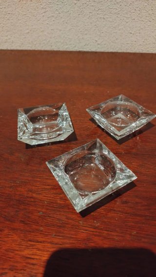Antiguo Juego de 3 Ceniceros de Cristal Tallado.