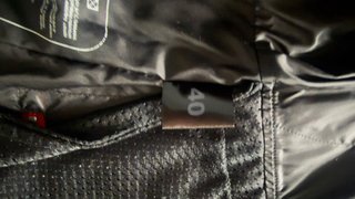 Chaqueta moto roja mujer con protecciónes
