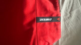 Chaqueta moto roja mujer con protecciónes