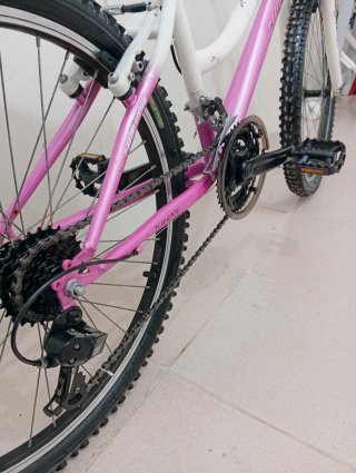 Bicicleta MTB-600 para niña 24"con casco talla s