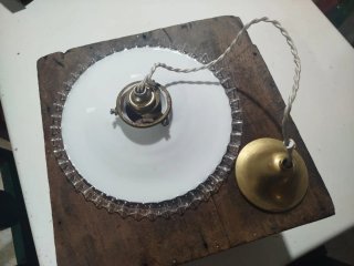 Lámpara vintage,de vidrio opalino y latón.
