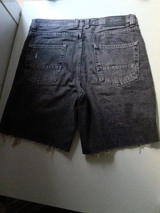 Pantalón vaquero chico desgastado, detalles rotos
