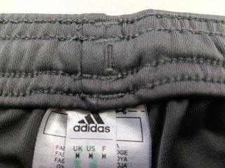 Pantalón corto Adidas gris