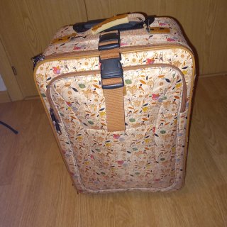 Maleta de viaje con ruedas y estampado floral