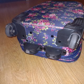 Maleta de viaje con ruedas y estampado floral