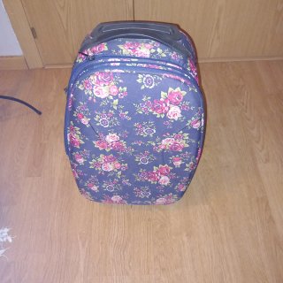 Maleta de viaje con ruedas y estampado floral