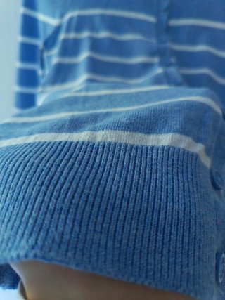 Cardigan celeste a righe orizzontali bianche