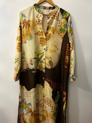 Vestido largo estampado exótico