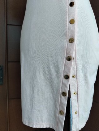 Vestito rosa con bottoni dorati
