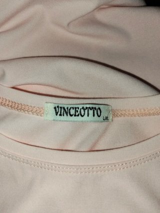 Vestito rosa con bottoni dorati