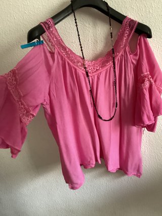 Blusa rosa con encaje
