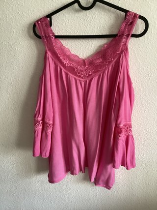 Blusa rosa con encaje