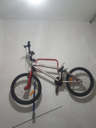 Bicicleta BMX Plata y Roja