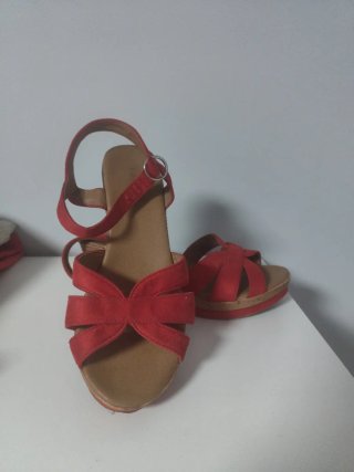 Sandalias rojas de cuña