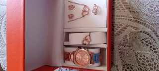 Juego de Joyería y Reloj Dorado