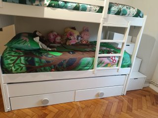 Litera triple con almacenaje y escaleras