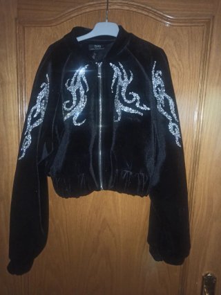 Chaqueta bomber Bershka negra con pedrería