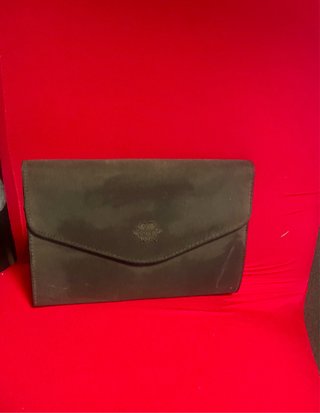 Cartera de mano negra con pedrería