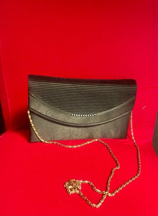 Cartera de mano negra con pedrería