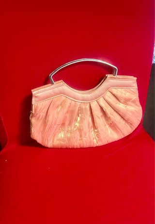 Cartera de mano negra con pedrería