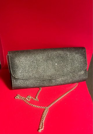 Cartera de mano negra con pedrería