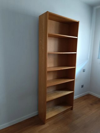 Estantería de madera marrón
