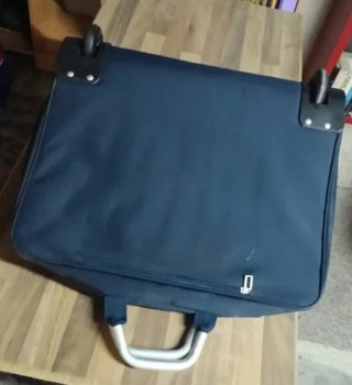 Maleta ejecutiva con ruedas azul.