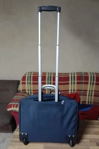 Maleta ejecutiva con ruedas azul.