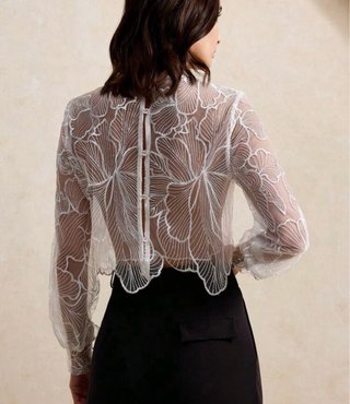 Blusa blanca de encaje con cuello alto