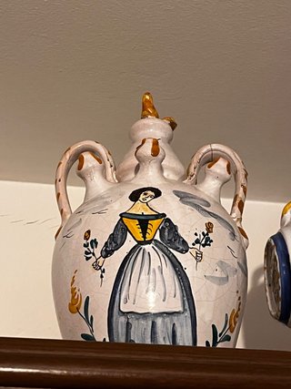 Cántaro de cerámica artesanal decorado