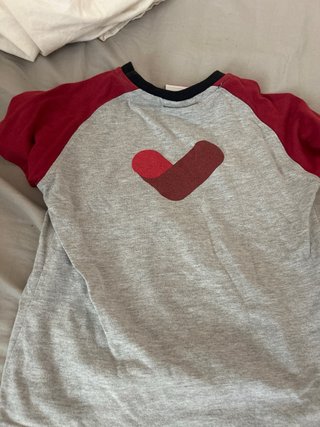 Camiseta manga corta gris y roja