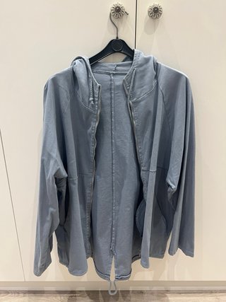 Chaqueta con capucha y cremallera