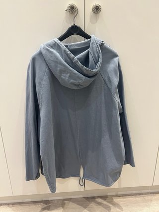 Chaqueta con capucha y cremallera