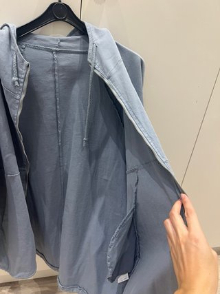 Chaqueta con capucha y cremallera