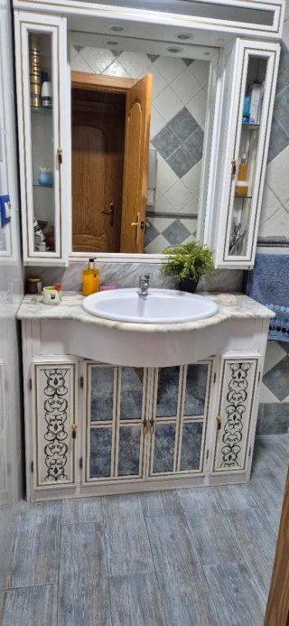 Mueble de baño con lavabo y espejo