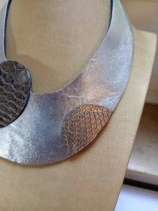 Collana in pelle effetto pitone