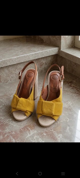 Sandalias de tacón amarillas y marrones