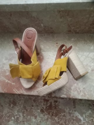 Sandalias de tacón amarillas y marrones