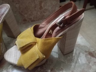 Sandalias de tacón amarillas y marrones