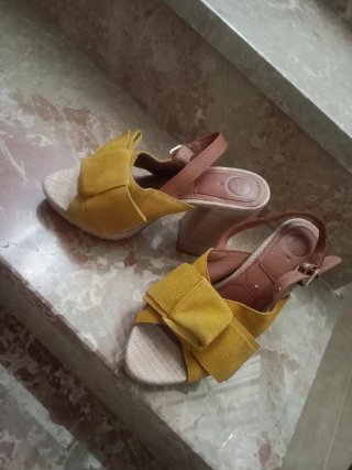 Sandalias de tacón amarillas y marrones