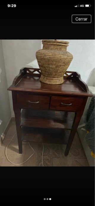 Mesilla de madera color marron rojizo
