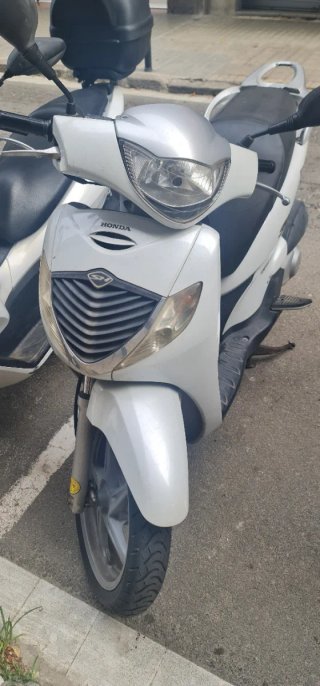 Scooter Honda SH 125i Blanca y Gris