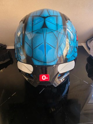 Casco de moto azul con diseño