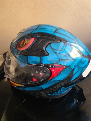 Casco de moto azul con diseño