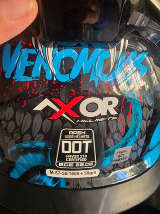 Casco de moto azul con diseño