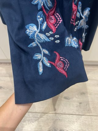 Camisa Zara ante bordada azul y rosa