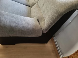 Sofá de tela y piel negro y gris