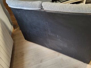 Sofá de tela y piel negro y gris